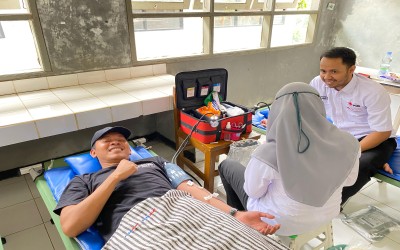 WARGA SMA NEGERI 12 PANDEGLANG ANTUSIAS LAKUKAN DONOR DARAH